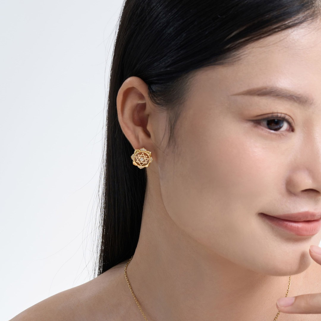 Cercei-Kulasundari-cu-26-de-diamante-naturale-2 Cercei Kulasundari din aur 14K sau 18K galben, cu 26 diamante G Color, claritate VS/SI1 (0.204 ct), 16 mm. Simbol al armoniei și frumuseții interioare.