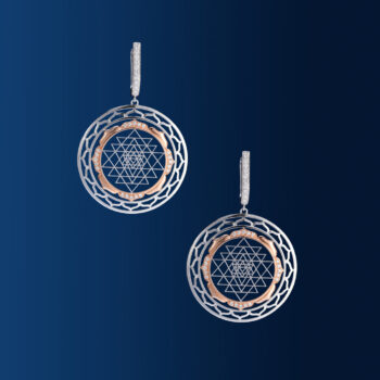 Cercei Tripura Sundari din aur 14K sau 18K alb și roz, 8.90 g, cu 60 diamante G Color, claritate VS/SI1 (0.366 ct), 28 mm. Simbol al frumuseții și armoniei.