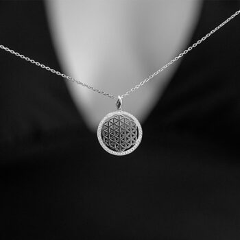 Pandantiv Floarea Vieții din aur alb 14K sau 18K, 4.71 g, cu 50 diamante G-SI1 (0.309 ct). Simbol al geometriei sacre, armoniei și vitalității.