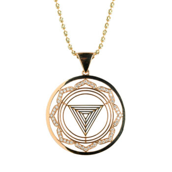 Pandantiv Kali din aur tricolor 14K sau 18K, 7.51 g, cu 56 diamante G Color, claritate VS/SI1 (0.277 ct). Simbol al transformării și curajului interior.
