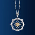 Pandantiv Kamalatmika din aur 14K sau 18K bicolor, 5.86 g, cu 16+1 diamante G Color, claritate VS/SI1 (~0.175 ct). Simbol al abundenței și prosperității.