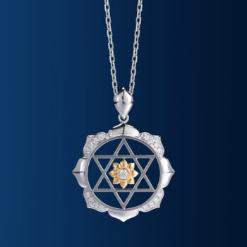 Pandantiv Kamalatmika din aur 14K sau 18K bicolor, 5.86 g, cu 16+1 diamante G Color, claritate VS/SI1 (~0.175 ct). Simbol al abundenței și prosperității.