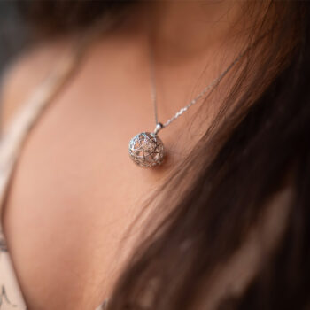 Pandantiv Sfera Mahashakti din aur alb 14K sau 18K, 4.20 g, cu 4+1 diamante G Color, claritate VS/SI1 (~0.097 ct). Simbol al energiei feminine primordiale.