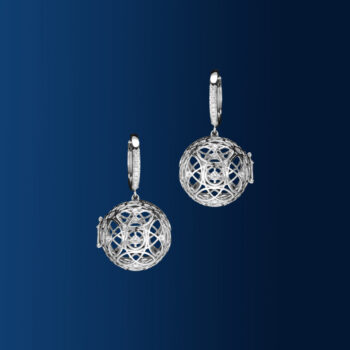 Cercei Mahashakti din aur 14K sau 18K alb, 8.78 g, cu 26 diamante G Color, claritate VS/SI1 (0.280 ct), 17 mm. Simbol al energiei feminine primordiale.